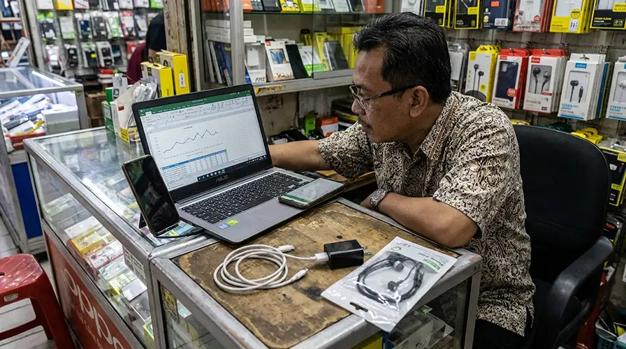Menambah kategori produk di konter HP sering dianggap sebagai jurus untuk meningkatkan penjualan. Namun di lapangan, keputusan ini justru sering menjadi sumber masalah jika dilakukan tanpa perhitungan.