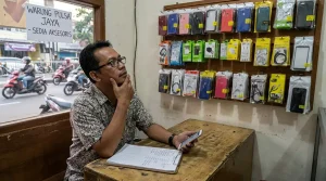 Menambah kategori produk di konter HP sering dianggap sebagai jurus untuk meningkatkan penjualan. Namun di lapangan, keputusan ini justru sering menjadi sumber masalah jika dilakukan tanpa perhitungan.